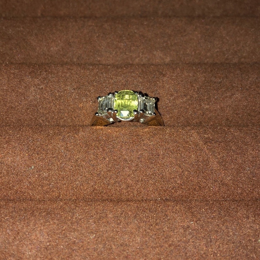 3 carat alexandrite stone w/ 2 .5 diamonds on side